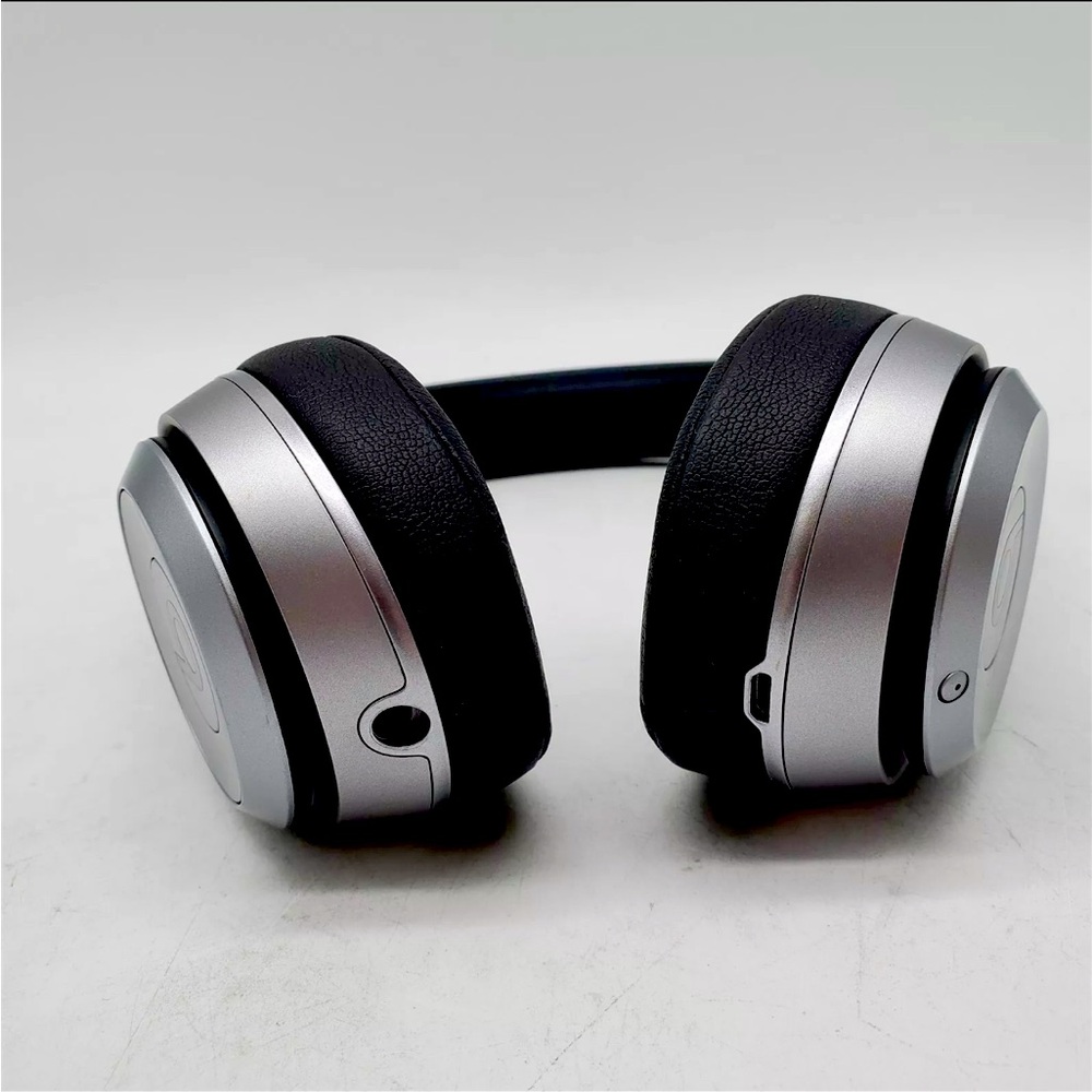authentic Beats by Dre Headphone that are slightly used, charger, case included